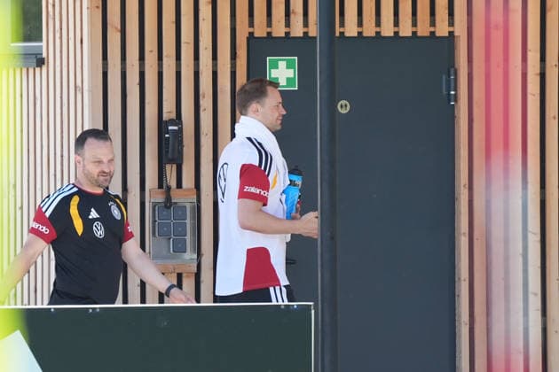 Torwart Manuel Neuer (Deutschland Germany) kommt aus dem Trainingsraum und geht zurück in den Home Ground - Herzo Base 28.05.2026: Deutsche Nationalmannschaft, Trainingslager zur WM-Vorbereitung, Home Ground, HerzoBase, World of Adidas, Herzogenaurach