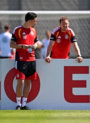 28.05.2026, Fussball DFB-Nationalmannschaft Deutschland, Trainingslager vor der WM in Herzogenaurach, im Homeground bei ADIDAS. Erste Trainingseinheit auf dem Adidas-Sportplatz, Trainer Julian Nagelsmann (Deutschland) und Co-Trainer Benjamin Hübner (Deutschland)