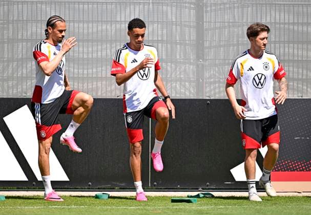 28.05.2026, Fussball DFB-Nationalmannschaft Deutschland, Trainingslager vor der WM in Herzogenaurach, im Homeground bei ADIDAS. Erste Trainingseinheit auf dem Adidas-Sportplatz, v.l. Leroy Sane (Deutschland) , Jamal Musiala (Deutschland) und Angelo Stiller (Deutschland)
