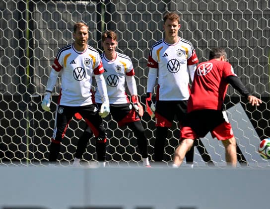 28.05.2026, Fussball DFB-Nationalmannschaft Deutschland, Trainingslager vor der WM in Herzogenaurach, im Homeground bei ADIDAS. Erste Trainingseinheit auf dem Adidas-Sportplatz, v.l. Torwart Oliver Baumann (Deutschland) , Torwart Jonas Urbig (Deutschland) und Torwart Alexander Nübel (Deutschland)