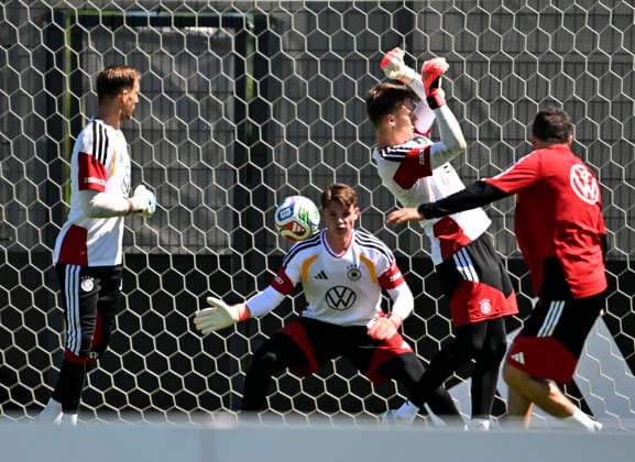 28.05.2026, Fussball DFB-Nationalmannschaft Deutschland, Trainingslager vor der WM in Herzogenaurach, im Homeground bei ADIDAS. Erste Trainingseinheit auf dem Adidas-Sportplatz, v.l. Torwart Oliver Baumann (Deutschland) , Torwart Jonas Urbig (Deutschland) und Torwart Alexander Nübel (Deutschland)