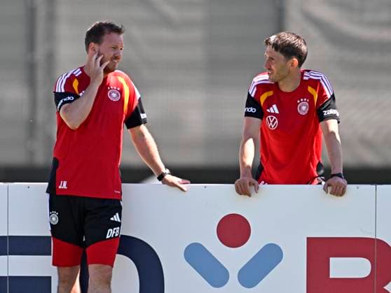 28.05.2026, Fussball DFB-Nationalmannschaft Deutschland, Trainingslager vor der WM in Herzogenaurach, im Homeground bei ADIDAS. Erste Trainingseinheit auf dem Adidas-Sportplatz, v.l. Trainer Julian Nagelsmann (Deutschland) und Co-Trainer Benjamin Glück (Deutschland)