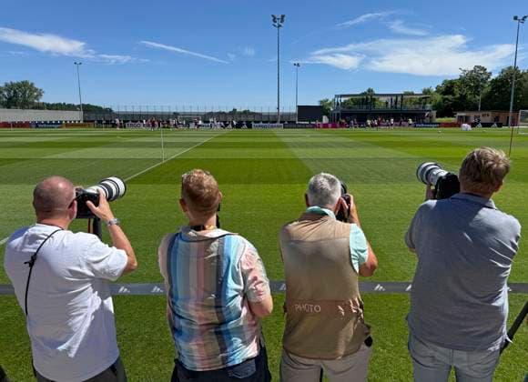 28.05.2026, Fussball DFB-Nationalmannschaft Deutschland, Trainingslager vor der WM in Herzogenaurach, im Homeground bei ADIDAS. Erste Trainingseinheit auf dem Adidas-Sportplatz, Die Fotografen fangen das Geschehen ein.