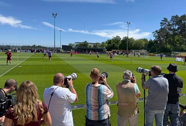 28.05.2026, Fussball DFB-Nationalmannschaft Deutschland, Trainingslager vor der WM in Herzogenaurach, im Homeground bei ADIDAS. Erste Trainingseinheit auf dem Adidas-Sportplatz, Die Fotografen fangen das Geschehen ein. Und auch Fernsehteams