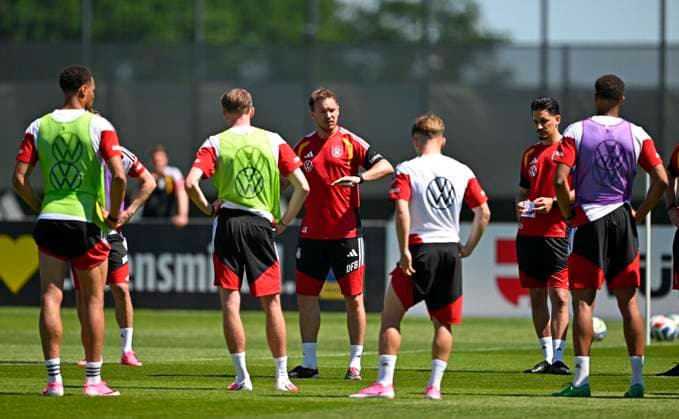 28.05.2026, Fussball DFB-Nationalmannschaft Deutschland, Trainingslager vor der WM in Herzogenaurach, im Homeground bei ADIDAS. Erste Trainingseinheit auf dem Adidas-Sportplatz, Trainer Julian Nagelsmann (Deutschland) und Co-Trainer Benjamin Hübner (Deutschland) bei der taktischen Besprechung mit der Mannschaft