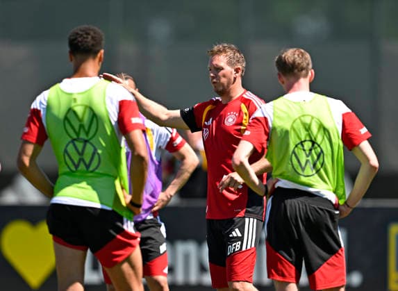 28.05.2026, Fussball DFB-Nationalmannschaft Deutschland, Trainingslager vor der WM in Herzogenaurach, im Homeground bei ADIDAS. Erste Trainingseinheit auf dem Adidas-Sportplatz, Trainer Julian Nagelsmann (Deutschland) taktische Besprechung mit der Mannschaft