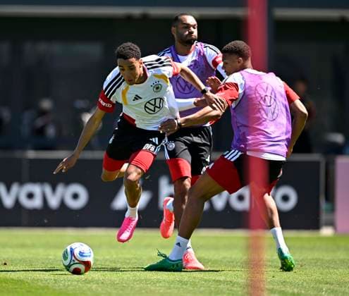 28.05.2026, Fussball DFB-Nationalmannschaft Deutschland, Trainingslager vor der WM in Herzogenaurach, im Homeground bei ADIDAS. Erste Trainingseinheit auf dem Adidas-Sportplatz, Jamal Musiala (Deutschlandâ) gegen Jonathan Tah (Deutschland)