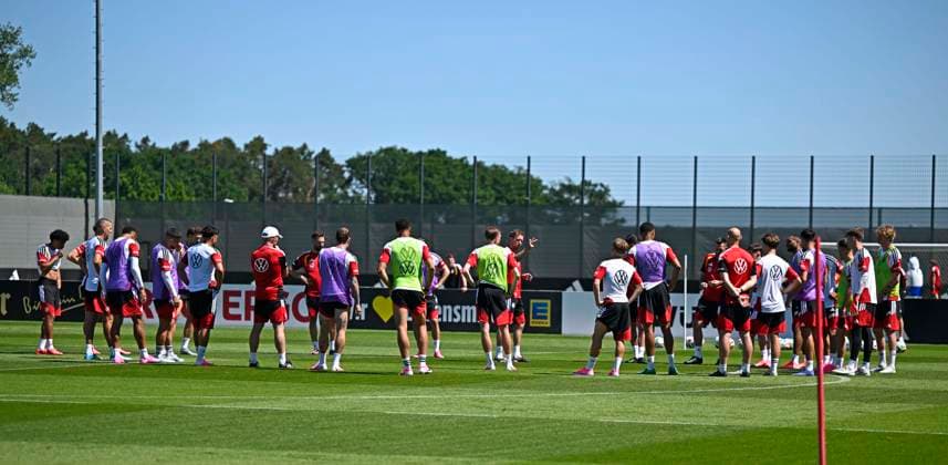 28.05.2026, Fussball DFB-Nationalmannschaft Deutschland, Trainingslager vor der WM in Herzogenaurach, im Homeground bei ADIDAS. Erste Trainingseinheit auf dem Adidas-Sportplatz, Trainer Julian Nagelsmann (Deutschland) bei der taktischen Besprechung mit der Mannschaft