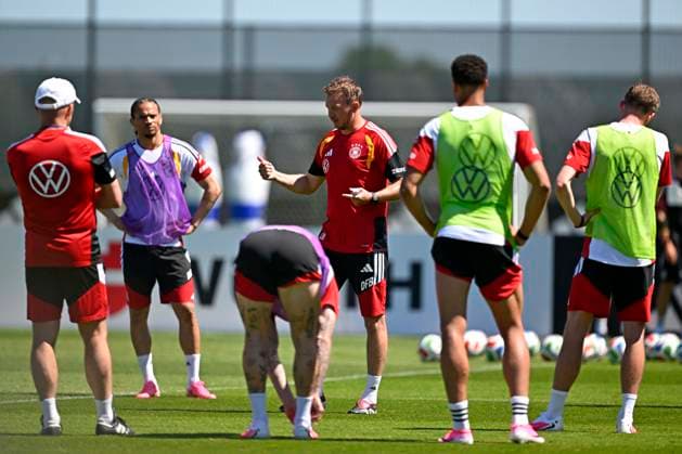 28.05.2026, Fussball DFB-Nationalmannschaft Deutschland, Trainingslager vor der WM in Herzogenaurach, im Homeground bei ADIDAS. Erste Trainingseinheit auf dem Adidas-Sportplatz, Trainer Julian Nagelsmann (Deutschland) bei der taktischen Besprechung mit der Mannschaft