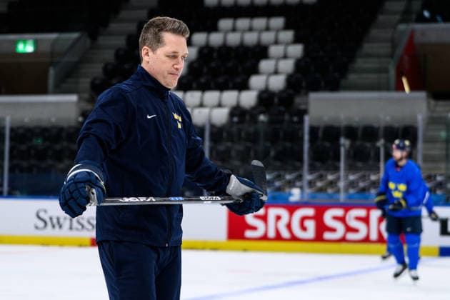 260528 Head coach Sam Hallam of Sweden at a practice session during the 2026 IIHF Ice hockey, Eishockey World Championship, WM, Weltmeisterschaft on May 28, 2026 in Zürich. Photo: Jesper Zerman BILDBYRAN kod JZ JZ0734 ishockey ice hockey ishockey-vm 2026 vm 2026 iihf world championship träning practice sverige sweden day 14 bbeng Copyright: JESPERxZERMAN BB260528JZ025