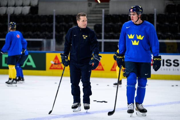 260528 Head coach Sam Hallam and Anton Frondell of Sweden at a practice session during the 2026 IIHF Ice hockey, Eishockey World Championship, WM, Weltmeisterschaft on May 28, 2026 in Zürich. Photo: Jesper Zerman BILDBYRAN kod JZ JZ0734 ishockey ice hockey ishockey-vm 2026 vm 2026 iihf world championship träning practice sverige sweden day 14 bbeng Copyright: JESPERxZERMAN BB260528JZ038