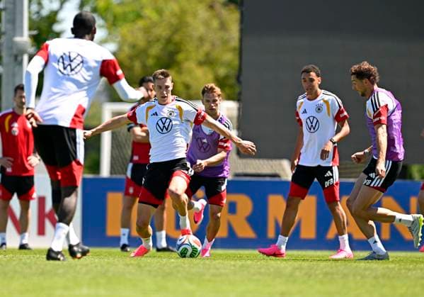 28.05.2026, Fussball DFB-Nationalmannschaft Deutschland, Trainingslager vor der WM in Herzogenaurach, im Homeground bei ADIDAS. Erste Trainingseinheit auf dem Adidas-Sportplatz, v.l. Nico Schlotterbeck (Deutschland), Joshua Kimmich (Deutschland), Jamal Musiala (Deutschland) und Leon Goretzka (Deutschland)