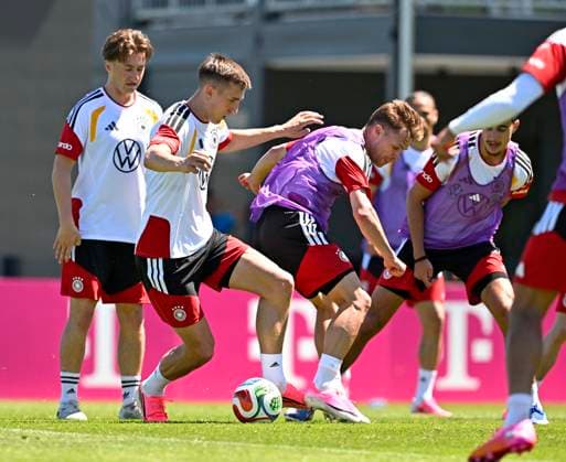 28.05.2026, Fussball DFB-Nationalmannschaft Deutschland, Trainingslager vor der WM in Herzogenaurach, im Homeground bei ADIDAS. Erste Trainingseinheit auf dem Adidas-Sportplatz, v.l. Angelo Stiller (Deutschland) , Nico Schlotterbeck (Deutschland) , Joshua Kimmich (Deutschland) und Alexander Pavlovic (Deutschland)