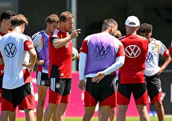 28.05.2026, Fussball DFB-Nationalmannschaft Deutschland, Trainingslager vor der WM in Herzogenaurach, im Homeground bei ADIDAS. Erste Trainingseinheit auf dem Adidas-Sportplatz, Trainer Julian Nagelsmann (Deutschland) vesammlt seine Spieler um sich