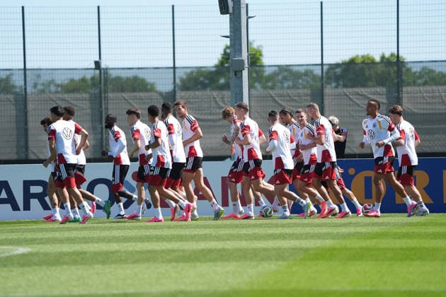 Mannschaft läuft sich warm - Herzo Base 28.05.2026: Deutsche Nationalmannschaft, Trainingslager zur WM-Vorbereitung, Home Ground, HerzoBase, World of Adidas, Herzogenaurach
