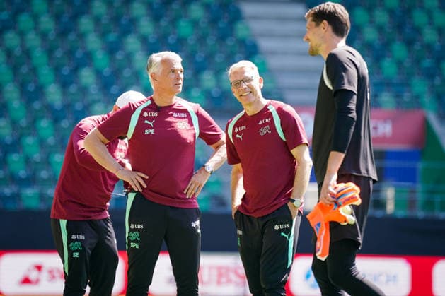 Schweiz: Fussball Schweizer Nationalmannschaft 2026, Training der Schweizer Nationalmannschaft - Kybunpark (St. Gallen): Sergio Ermotti (Group Chief Executive Officer, UBS) Peter Knäbel (Zentralpräsident, Schweizerischer Fussballverband) Gregor Kobel (Switzerland, 1) Copyright: xJOERANxSTEINSIEKx
