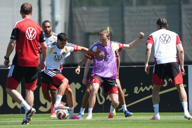 Nadiem Amiri (Deutschland Germany) gegen Maximilian Beier (Deutschland Germany) - Herzo Base 28.05.2026: Deutsche Nationalmannschaft, Trainingslager zur WM-Vorbereitung, Home Ground, HerzoBase, World of Adidas, Herzogenaurach
