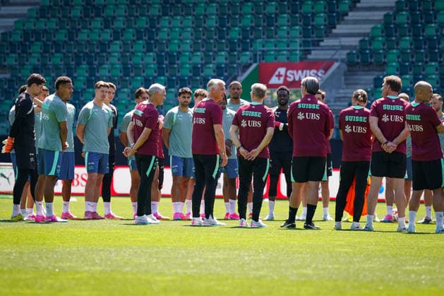 Schweiz: Fussball Schweizer Nationalmannschaft 2026, Training der Schweizer Nationalmannschaft - Kybunpark (St. Gallen): Sergio Ermotti (Group Chief Executive Officer, UBS) Peter Knäbel (Zentralpräsident, Schweizerischer Fussballverband) Murat Yakin (Trainer, Switzerland) Mannschaftsfoto, Totale Copyright: xJOERANxSTEINSIEKx