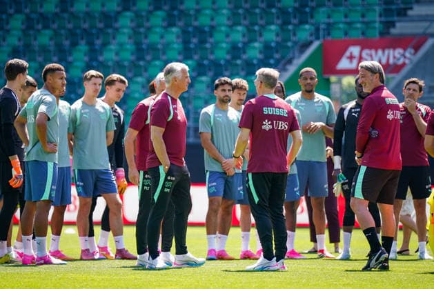Schweiz: Fussball Schweizer Nationalmannschaft 2026, Training der Schweizer Nationalmannschaft - Kybunpark (St. Gallen): Sergio Ermotti (Group Chief Executive Officer, UBS) Peter Knäbel (Zentralpräsident, Schweizerischer Fussballverband) Murat Yakin (Trainer, Switzerland) Mannschaft Copyright: xJOERANxSTEINSIEKx
