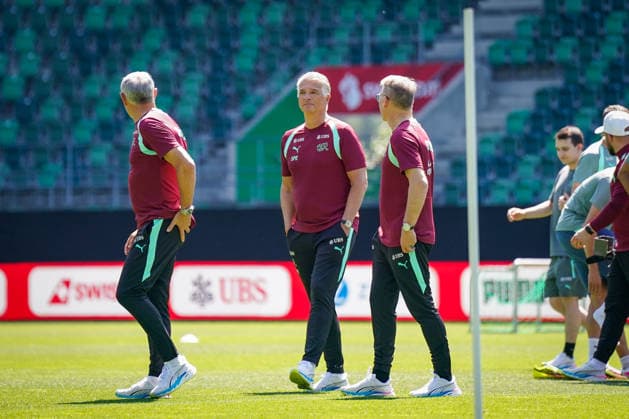 Schweiz: Fussball Schweizer Nationalmannschaft 2026, Training der Schweizer Nationalmannschaft - Kybunpark (St. Gallen): Sergio Ermotti (Group Chief Executive Officer, UBS) Peter Knäbel (Zentralpräsident, Schweizerischer Fussballverband) Copyright: xJOERANxSTEINSIEKx