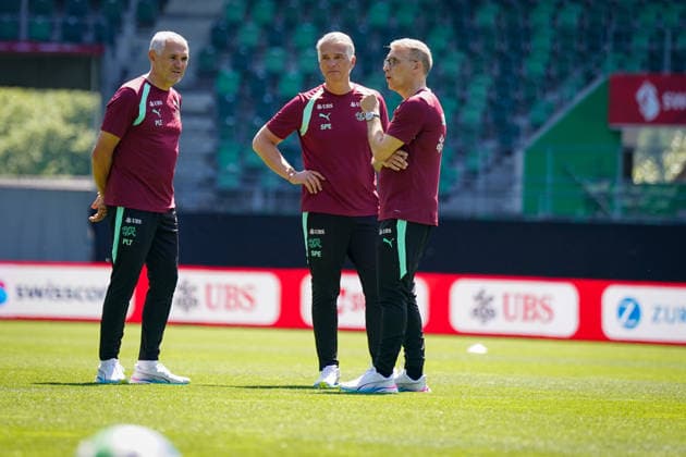 Schweiz: Fussball Schweizer Nationalmannschaft 2026, Training der Schweizer Nationalmannschaft - Kybunpark (St. Gallen): Sergio Ermotti (Group Chief Executive Officer, UBS) Peter Knäbel (Zentralpräsident, Schweizerischer Fussballverband) Pierluigi Tami (Direktor Nationalteams, Schweizerischer Fussballverband) Copyright: xJOERANxSTEINSIEKx