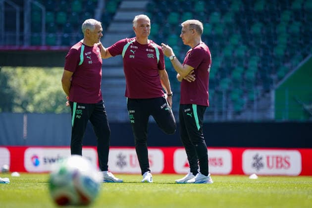 Schweiz: Fussball Schweizer Nationalmannschaft 2026, Training der Schweizer Nationalmannschaft - Kybunpark (St. Gallen): Sergio Ermotti (Group Chief Executive Officer, UBS) Peter Knäbel (Zentralpräsident, Schweizerischer Fussballverband) Pierluigi Tami (Direktor Nationalteams, Schweizerischer Fussballverband) Copyright: xJOERANxSTEINSIEKx