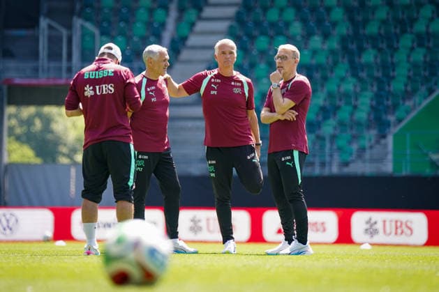 Schweiz: Fussball Schweizer Nationalmannschaft 2026, Training der Schweizer Nationalmannschaft - Kybunpark (St. Gallen): Sergio Ermotti (Group Chief Executive Officer, UBS) Peter Knäbel (Zentralpräsident, Schweizerischer Fussballverband) Pierluigi Tami (Direktor Nationalteams, Schweizerischer Fussballverband) Copyright: xJOERANxSTEINSIEKx