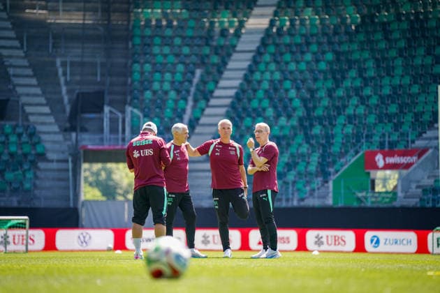 Schweiz: Fussball Schweizer Nationalmannschaft 2026, Training der Schweizer Nationalmannschaft - Kybunpark (St. Gallen): Sergio Ermotti (Group Chief Executive Officer, UBS) Peter Knäbel (Zentralpräsident, Schweizerischer Fussballverband) Pierluigi Tami (Direktor Nationalteams, Schweizerischer Fussballverband) Copyright: xJOERANxSTEINSIEKx