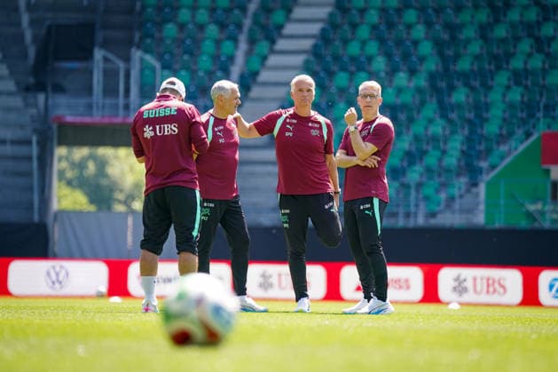 Schweiz: Fussball Schweizer Nationalmannschaft 2026, Training der Schweizer Nationalmannschaft - Kybunpark (St. Gallen): Sergio Ermotti (Group Chief Executive Officer, UBS) Peter Knäbel (Zentralpräsident, Schweizerischer Fussballverband) Pierluigi Tami (Direktor Nationalteams, Schweizerischer Fussballverband) Copyright: xJOERANxSTEINSIEKx