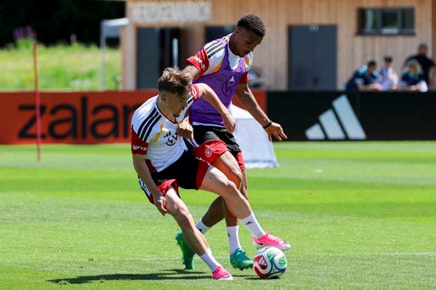 Lennart Karl (Germany) und Malick Thiaw (Germany) kaempfen um den Ball, , Training der deutschen Fussball Nationalmannschaft, Home Ground am 28. May 2026 in Herzogenaurach, Deutschland. (Foto von Marco Steinbrenner DeFodi Images) Lennart Karl (Germany) und Malick Thiaw (Germany) battle for the ball, , Training der deutschen Fussball Nationalmannschaft, Home Ground, May 28, 2026 in Herzogenaurach, Germany. (Photo by Marco Steinbrenner DeFodi Images) -