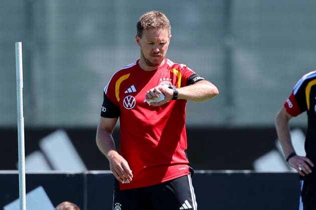 Bundestrainer Julian Nagelsmann (Germany) schaut auf seine Uhr, , Training der deutschen Fussball Nationalmannschaft, Home Ground am 28. May 2026 in Herzogenaurach, Deutschland. (Foto von Marco Steinbrenner DeFodi Images) Bundestrainer Julian Nagelsmann (Germany) glances at his watch, , Training der deutschen Fussball Nationalmannschaft, Home Ground, May 28, 2026 in Herzogenaurach, Germany. (Photo by Marco Steinbrenner DeFodi Images) -