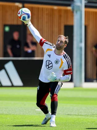 Torhueter Oliver Baumann (Germany) kontrolliert den Ball, , Training der deutschen Fussball Nationalmannschaft, Home Ground am 28. May 2026 in Herzogenaurach, Deutschland. (Foto von Marco Steinbrenner DeFodi Images) Torhueter Oliver Baumann (Germany) controls the ball, , Training der deutschen Fussball Nationalmannschaft, Home Ground, May 28, 2026 in Herzogenaurach, Germany. (Photo by Marco Steinbrenner DeFodi Images) -