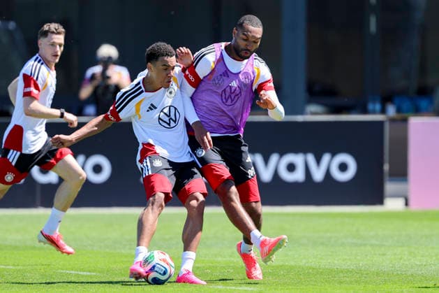 Jamal Musiala (Germany) und Jonathan Tah (Germany) kaempfen um den Ball, , Training der deutschen Fussball Nationalmannschaft, Home Ground am 28. May 2026 in Herzogenaurach, Deutschland. (Foto von Marco Steinbrenner DeFodi Images) Jamal Musiala (Germany) und Jonathan Tah (Germany) battle for the ball, , Training der deutschen Fussball Nationalmannschaft, Home Ground, May 28, 2026 in Herzogenaurach, Germany. (Photo by Marco Steinbrenner DeFodi Images) -