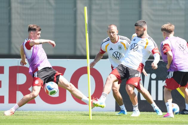 Joshua Kimmich (Deutschland Germany) gegen Waldemar Anton (Deutschland Germany), Deniz Undav (Deutschland Germany) - Herzo Base 28.05.2026: Deutsche Nationalmannschaft, Trainingslager zur WM-Vorbereitung, Home Ground, HerzoBase, World of Adidas, Herzogenaurach