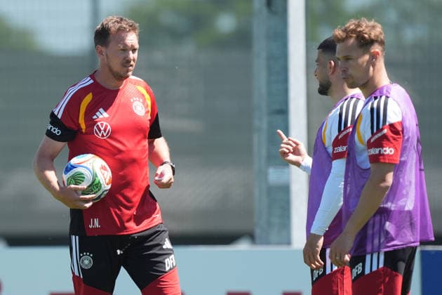 Bundestrainer Julian Nagelsmann (Deutschland Germany) mit Joshua Kimmich (Deutschland Germany), Deniz Undav (Deutschland Germany) - Herzo Base 28.05.2026: Deutsche Nationalmannschaft, Trainingslager zur WM-Vorbereitung, Home Ground, HerzoBase, World of Adidas, Herzogenaurach