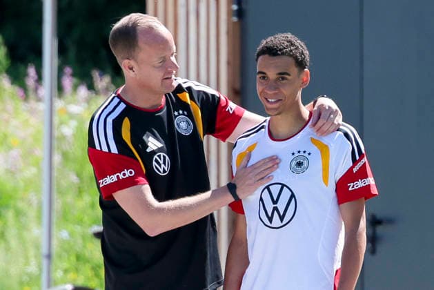 Mannschaftsarzt Dr. Jochen Hahne und Jamal Musiala (Germany) lachen, , Training der deutschen Fussball Nationalmannschaft, Home Ground am 28. May 2026 in Herzogenaurach, Deutschland. (Foto von Marco Steinbrenner DeFodi Images) Mannschaftsarzt Dr. Jochen Hahne und Jamal Musiala (Germany) smile, , Training der deutschen Fussball Nationalmannschaft, Home Ground, May 28, 2026 in Herzogenaurach, Germany. (Photo by Marco Steinbrenner DeFodi Images) -