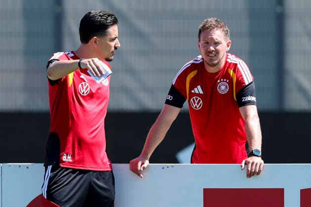 Assistenztrainer Benjamin Huebner (Germany) und Bundestrainer Julian Nagelsmann (Germany) unterhalten sich, , Training der deutschen Fussball Nationalmannschaft, Home Ground am 28. May 2026 in Herzogenaurach, Deutschland. (Foto von Marco Steinbrenner DeFodi Images) Assistenztrainer Benjamin Huebner (Germany) und Bundestrainer Julian Nagelsmann (Germany) talk together, , Training der deutschen Fussball Nationalmannschaft, Home Ground, May 28, 2026 in Herzogenaurach, Germany. (Photo by Marco Steinbrenner DeFodi Images) -