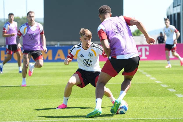 Lennart Karl (Deutschland Germany) gegen Jamie Leweling (Deutschland Germany) - Herzo Base 28.05.2026: Deutsche Nationalmannschaft, Trainingslager zur WM-Vorbereitung, Home Ground, HerzoBase, World of Adidas, Herzogenaurach