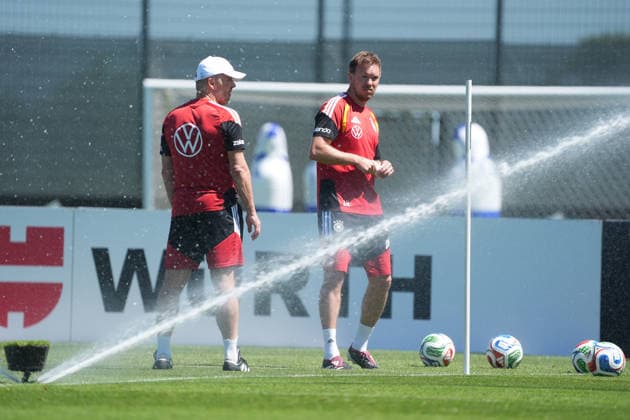 Bundestrainer Julian Nagelsmann (Deutschland Germany) lässt den Platz wässern - Herzo Base 28.05.2026: Deutsche Nationalmannschaft, Trainingslager zur WM-Vorbereitung, Home Ground, HerzoBase, World of Adidas, Herzogenaurach