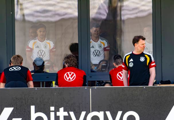 27.05.2026, Fussball DFB-Nationalmannschaft Deutschland, Trainingslager vor der WM, Auftakt-Pressekonferenz im Medienzentrum HALFTIME bei ADIDAS, in Herzogenaurach. Spieler im Gymnastikraum. re: Pascal Groß (Deutschland) li: Nadiem Amiri (Deutschland)