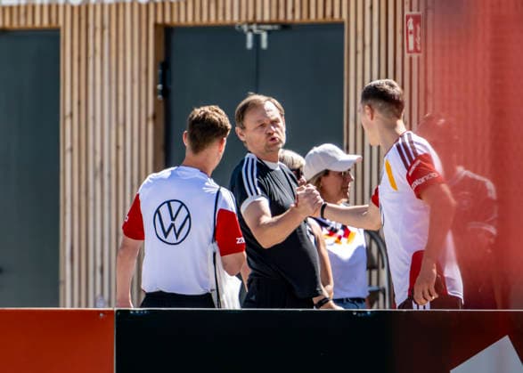 27.05.2026, Fussball DFB-Nationalmannschaft Deutschland, Trainingslager vor der WM, Auftakt-Pressekonferenz im Medienzentrum HALFTIME bei ADIDAS, in Herzogenaurach. ADIDAS CEO Björn Gulden (mitte) begrüßt Nico Schlotterbeck (re, Deutschland) und Joshua Kimmich (li, Deutschland) vor dem Training.