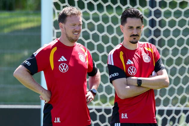 Bundestrainer Julian Nagelsmann (Germany) und Assistenztrainer Benjamin Huebner (Germany) unterhalten sich, , Training der deutschen Fussball Nationalmannschaft, Home Ground am 28. May 2026 in Herzogenaurach, Deutschland. (Foto von Marco Steinbrenner DeFodi Images) Bundestrainer Julian Nagelsmann (Germany) und Assistenztrainer Benjamin Huebner (Germany) talk together, , Training der deutschen Fussball Nationalmannschaft, Home Ground, May 28, 2026 in Herzogenaurach, Germany. (Photo by Marco Steinbrenner DeFodi Images) -