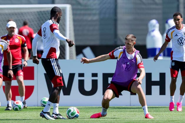 Antonio Ruediger (Germany) und Nico Schlotterbeck (Germany) kaempfen um den Ball, , Training der deutschen Fussball Nationalmannschaft, Home Ground am 28. May 2026 in Herzogenaurach, Deutschland. (Foto von Marco Steinbrenner DeFodi Images) Antonio Ruediger (Germany) und Nico Schlotterbeck (Germany) battle for the ball, , Training der deutschen Fussball Nationalmannschaft, Home Ground, May 28, 2026 in Herzogenaurach, Germany. (Photo by Marco Steinbrenner DeFodi Images) -