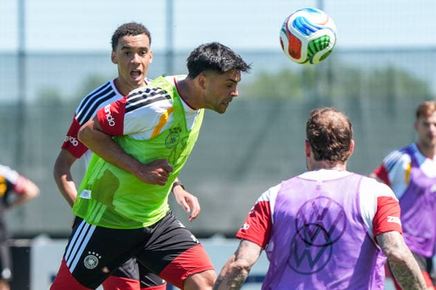 Kopfballabwehr Nadiem Amiri (Deutschland Germany), Jamal Musiala (Deutschland, Germany) staunt - Herzo Base 28.05.2026: Deutsche Nationalmannschaft, Trainingslager zur WM-Vorbereitung, Home Ground, HerzoBase, World of Adidas, Herzogenaurach
