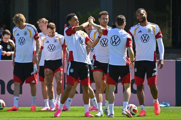 Jamal MUSIALA (GER) scherzt mit Florian WIRTZ (GER). Deutsche Fussball Nationalmannschaft,WM Vorbereitung, Trainingslager in Herzogenaurach am 28.05.2026.