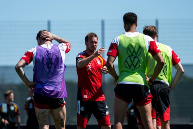 GER, Fußball Herren Nationalmannschaft Deutschland, Training, 28.05.2026, Adidas Homeground, Herzogenaurach, GER, Fußball Herren Nationalmannschaft Deutschland, Training, im Bild Julian Nagelsmann (Deutschland, Bundestrainer) spricht zu den Spielern um Maximilian Beier (Deutschland, 14), Felix Nmecha (Deutschland, 23),