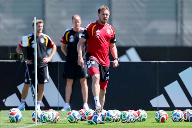 Bundestrainer Julian Nagelsmann (Germany) schaut, , Training der deutschen Fussball Nationalmannschaft, Home Ground am 28. May 2026 in Herzogenaurach, Deutschland. (Foto von Marco Steinbrenner DeFodi Images) Bundestrainer Julian Nagelsmann (Germany) looks on, , Training der deutschen Fussball Nationalmannschaft, Home Ground, May 28, 2026 in Herzogenaurach, Germany. (Photo by Marco Steinbrenner DeFodi Images) -