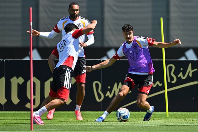 v.re:Alexander PAVLOVIC (GER), Aktion,Zweikampf gegen Nadiem AMIRI (GER), hi:Jonathan Tah (GER). Deutsche Fussball Nationalmannschaft,WM Vorbereitung, Trainingslager in Herzogenaurach am 28.05.2026.