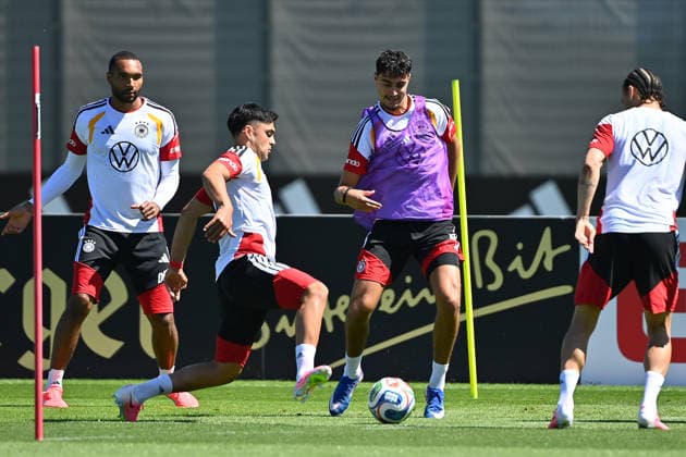 v.re:Alexander PAVLOVIC (GER), Aktion,Zweikampf gegen Nadiem AMIRI (GER), hi.li:Jonathan Tah (GER), re:Leroy SANE (GER) Deutsche Fussball Nationalmannschaft,WM Vorbereitung, Trainingslager in Herzogenaurach am 28.05.2026.