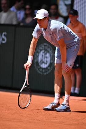 2026 French Open (Roland-Garros) - Day 5 PARIS, FRANCE - MAY 28: Jannik Sinner of Italy competes against Argentina s Juan Manuel Cerundolo (not seen) on day 5 of the French Open tennis tournament on Court Philippe-Chatrier at the Roland-Garros Complex in Paris on May 28, 2026. Mustafa Yalcin Anadolu Paris France. Editorial use only. Please get in touch for any other usage.  Copyright: x2026xAnadoluxMustafaxYalcinx